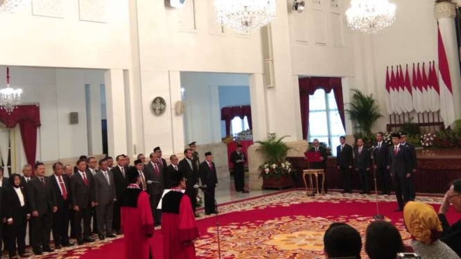 Presiden Jokowi melantik Suhartoyo dan Daniel Yusmic jadi hakim MK.