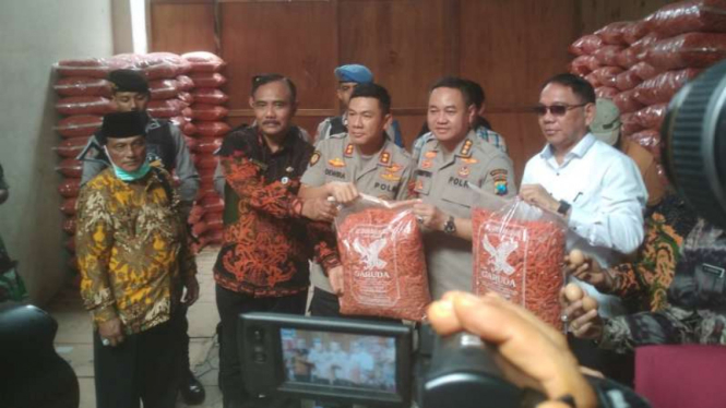 Polisi membeberkan pengungkapan hasil penggerebekan pabrik cemilan bidaran di Kabupaten Lumajang, Jawa Timur, pada Selasa, 7 Januari 2020.