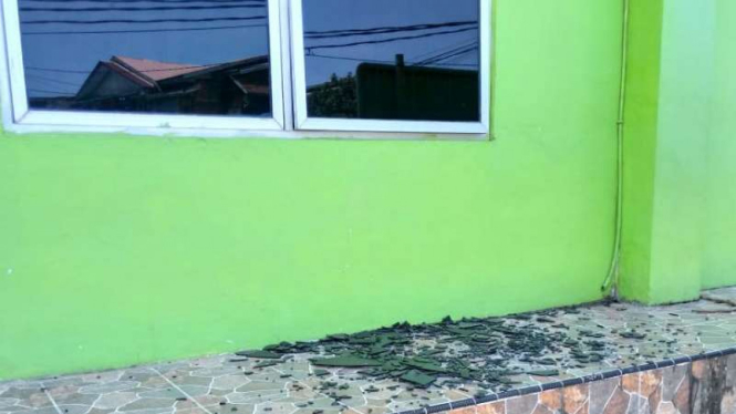 Kaca jendela sarana kantor di Simeulue pecah akibat gempa.