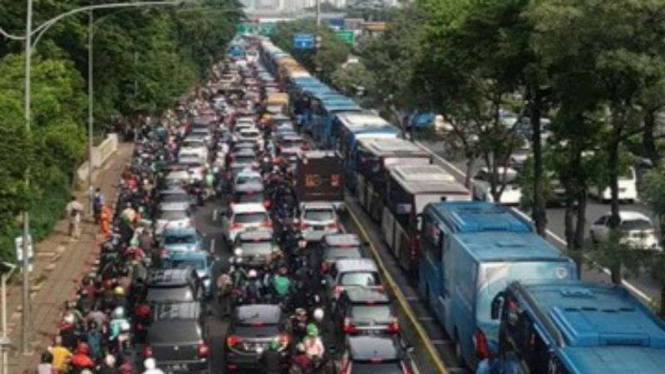 Kemacetan di Jalan Gatot Subroto, Jakarta Selatan Rabu 8 Januari 2020