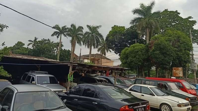Loak mobil di Cipayung, Jakarta Timur