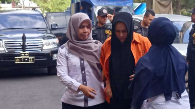 Satu di antara tiga tersangka pembunuh seorang hakim di Pengadilan Negeri Medan, bernama Zuraida Hanum, digelandang ke kantor polisi untuk diperiksa pada Rabu, 8 Januari 2020.