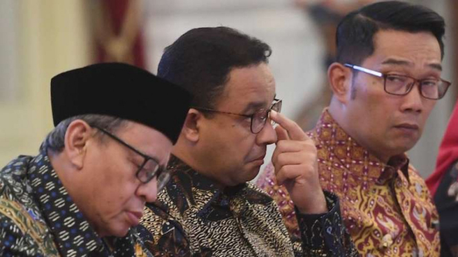 Gubernur DKI Jakarta Anies Baswedan (tengah) bersama Gubernur Banten Wahidin Halim (kiri) dan Gubernur Jawa Barat Ridwan Kamil (kanan) mengikuti rapat pencegahan dan penanganan dampak banjir yang dipimpin oleh Presiden Jokowi di Jakarta, Rabu (8/1/2020).