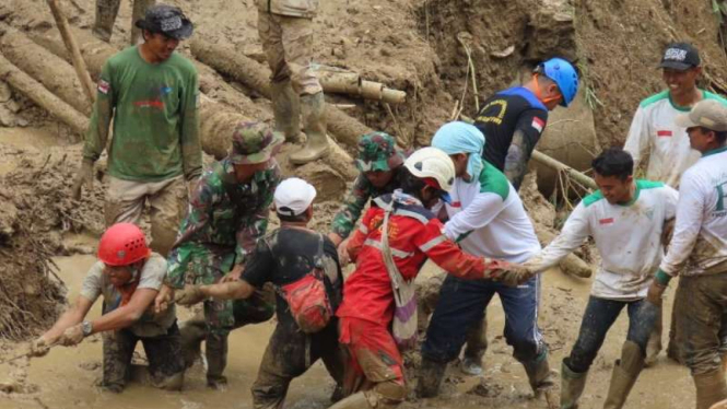 Proses evakuasi korban longsor di Sukajaya, Bogor.