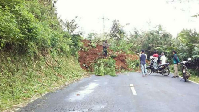  Longsor yang menimbun jalan provinsi di Banjarnegara, Jawa Tengah.