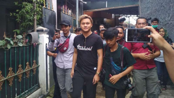 Penyanyi Rizky Febian usai menyaksikan pembongkaran makam ibunya, di Bandung.