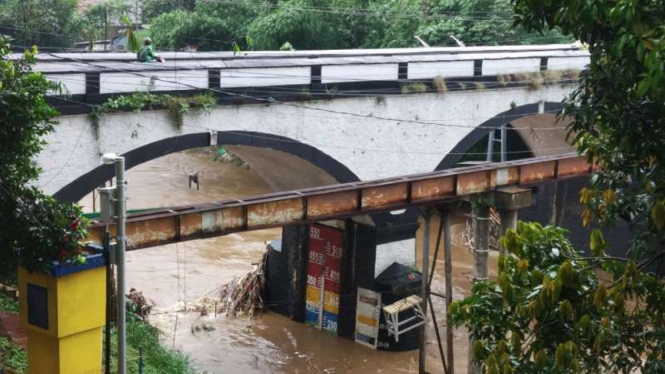 Pengamatan Ketinggian air di Kali Ciliwung, Pos Pantau Jembatan Panus, Depok, Jawa Barat, Kamis, 9 Januari 2020.