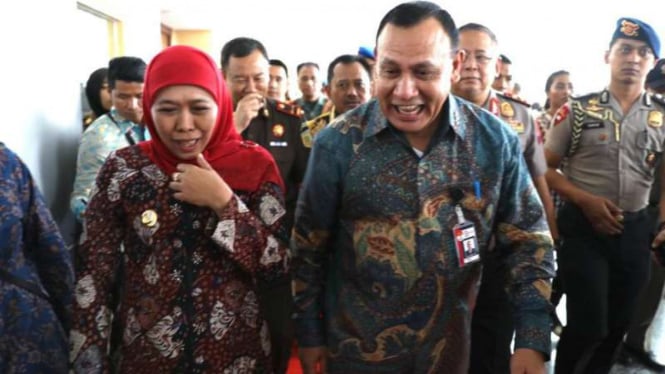 Ketua KPK Firli Bahuri bersama Gubernur Jawa Timur Khofifah Indar Parawansa dan Kepala Polda Jatim Irjen Pol Luki Hermawan di Surabaya, Kamis, 9 Januari 2020.