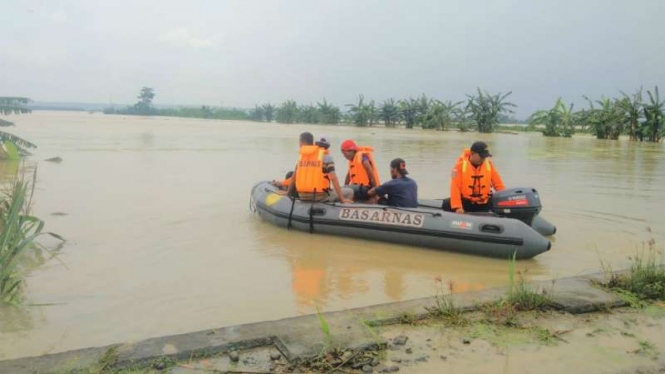 Tim SAR gabungan mencari korban tersapu banjir di Kabupaten Grobogan, Jawa Tengah, Kamis, 9 Januari 2020.