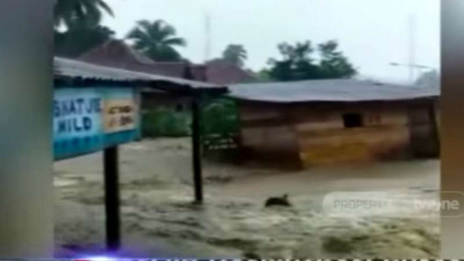 Banjir menghanyutkan satu rumah di Kabupaten Lahat, Sumatera Selatan.