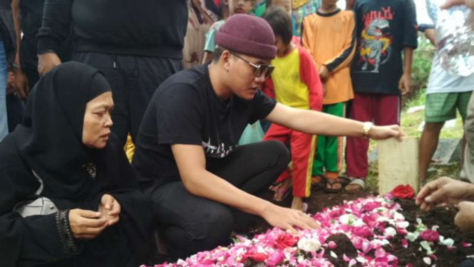 Artis Rizky Febian saat pemakaman ibundanya, Lina Jubaedah, di Tempat Pemakaman Umum Nagrog, Ujung Berung, Bandung, Jawa Barat.