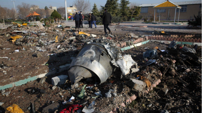 Penyelidikan penyebab jatuhnya pesawat maskapai Ukrainian International Airlines jenis Boeing 737-800 masih berlangsung. - AFP