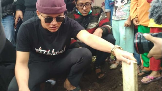 Rizky Febian di permakaman ibunda