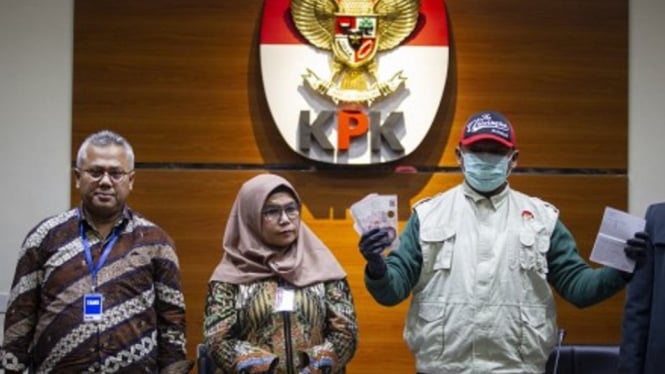 Wakil Ketua KPK Lili Pintauli Siregar (tengah) dan Ketua KPU Arief Budiman (kiri) menyaksikan penyidik menunjukkan barang bukti operasi tangkap tangan (OTT) KPK yang menjerat seorang komisioner KPU di gedung KPK, Jakarta, Kamis (9/1/2020). - ANTARA FOTO/D