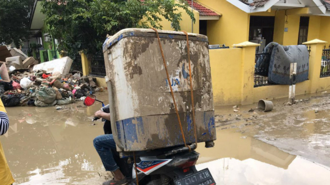 Usai banjir, kini lumpur menyelimuti rumah warga Bekasi