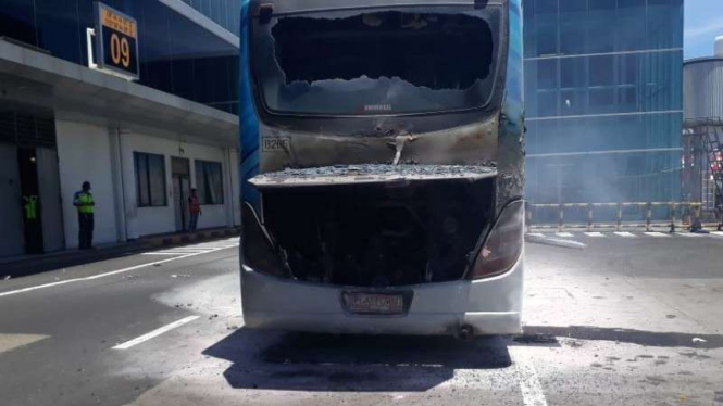 Bus terbakar di Bandara I Gusti Ngurah Rai, Jumat (10/1/2020).