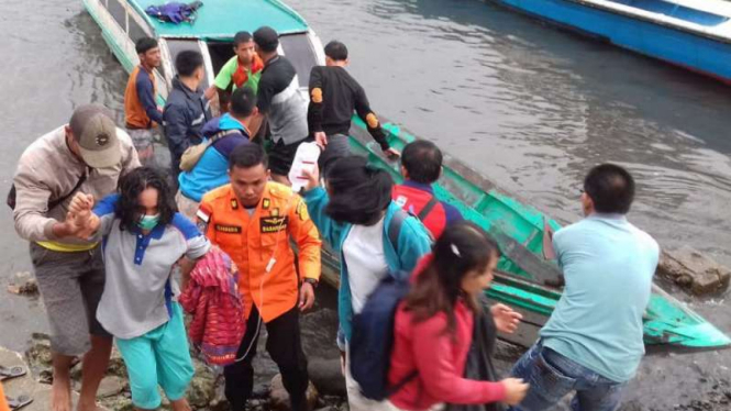 Evakuasi penumpang speed boat Puskesmas Saumanganyak.