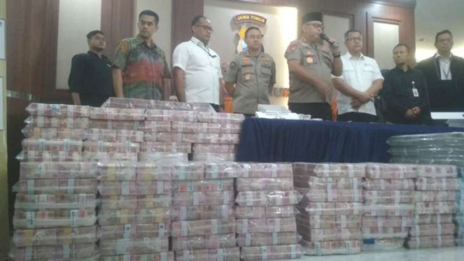 Polisi membeberkan barang bukti uang ratusan miliar dan tersangka investasi ilegal Memiles di Markas Polda Jawa Timur di Surabaya pada Jumat, 10 Januari 2020.