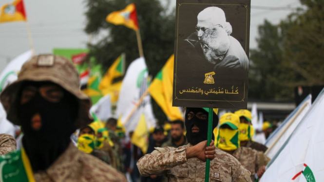 Kelompok militan Abu Mahdi-al-Muhandis melancarkan aksi protes atas pembunuhan Qasem Soleimani oleh AS. - AFP