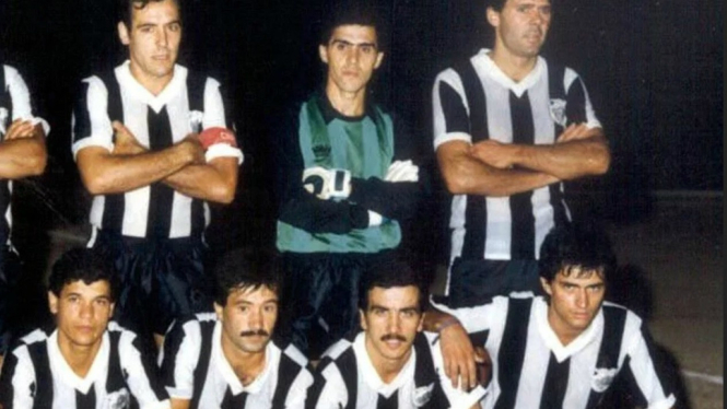 Tampang Jose Mouriho (paling kanan bawah) saat masih menjadi pesepakbola