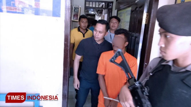 Tersangka penculikan putri sekdes dikeluarkan dari tahanan Polres Bangkalan guna menjalani pemeriksaan. (FOTO: Doni Heriyanto/TIMES Indonesia)