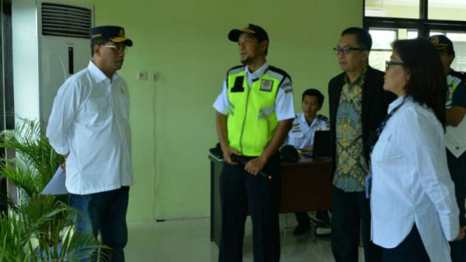 Menteri Perhubungan Budi Karya Sumardi di Bandara Dewandaru, Karimun Jawa.