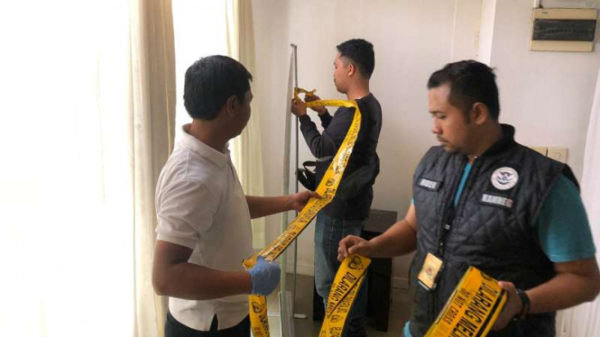 Polisi menyegel sebuah klinik berpraktik penyuntikan stem cell secara ilegal di kawasan Kemang, Jakarta Selatan, pada Sabtu, 11 Januari 2020.