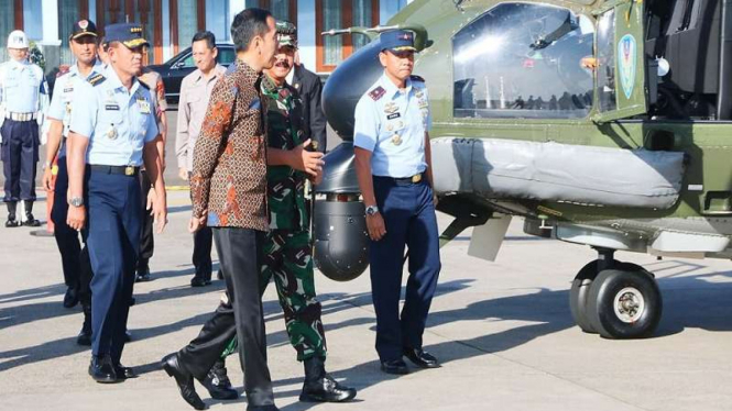 Presiden Joko Widodo (Jokowi) meninjau helikopter pengganti untuk Presiden 