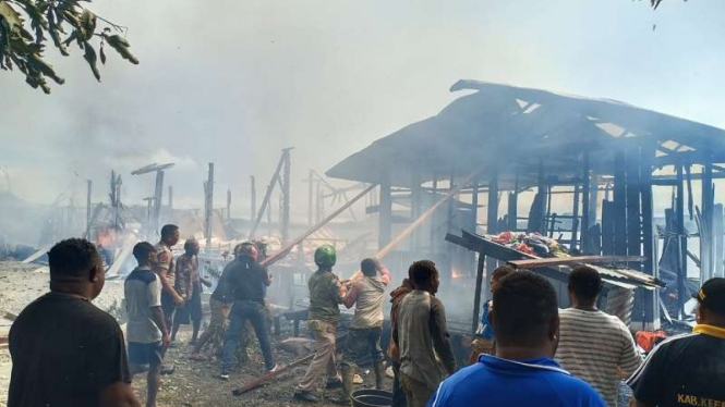 Tiga rumah yang terbakar di pinggir Danau Sentani, Jayapura