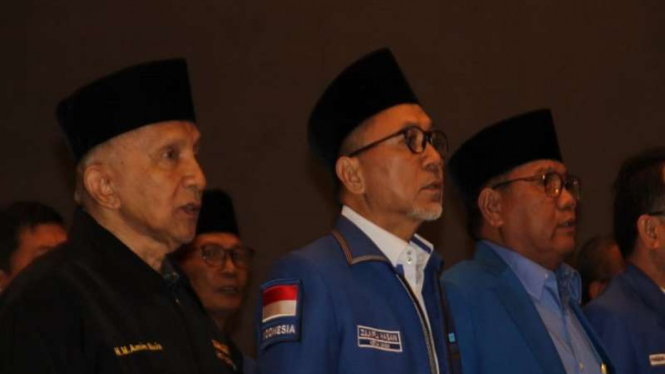 Pendiri Partai Amanat Nasional (PAN) Amien Rais  dan Ketum PAN Zulkifli Hasan (tengah) di Kongres V PAN di Surabaya