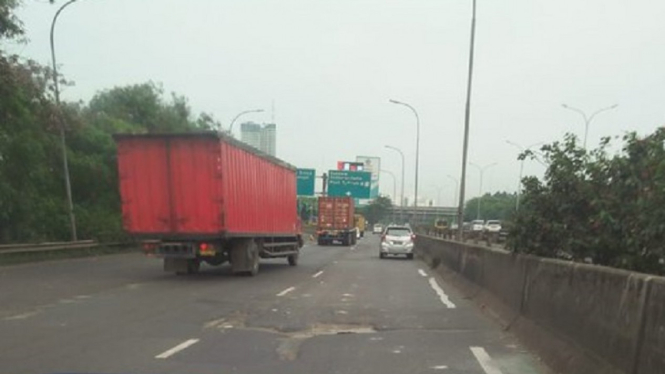 Jalan tol Jakarta-Tangerang rusak dan berlubang. Foto ilustrasi