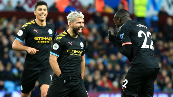 Striker Manchester City, Sergio Aguero merayakan gol