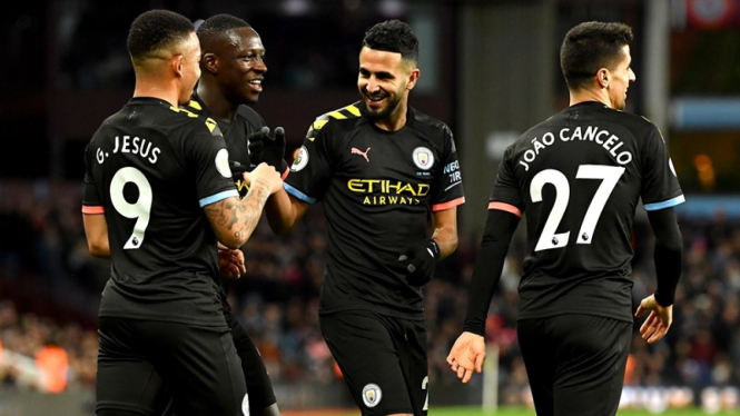 Winger Manchester City, Riyad Mahrez merayakan gol