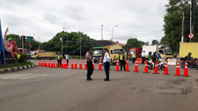 Pengalihan arus lalin karena Jalan amblas di Tangerang