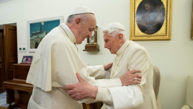 Paus Benediktus (Kanan), yang pensiun pada 2013, mengatakan ia tidak bisa tinggal diam dalam perkara selibat bagi pastor. - Reuters