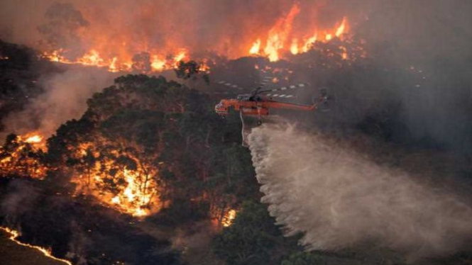 Helikopter dilibatkan untuk memadamkan kebakaran lahan di kawasan East Gippsland di negara bagian Victoria.