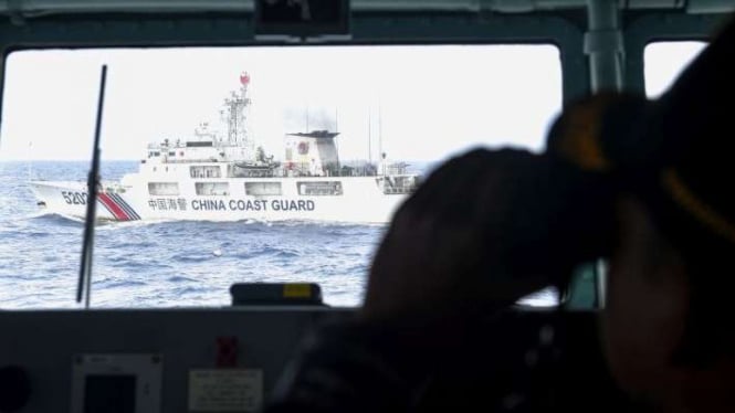 Kapal Coast Guard China dipantau KRI Usman Harun di ZEE Laut Natuna (11/1/20)