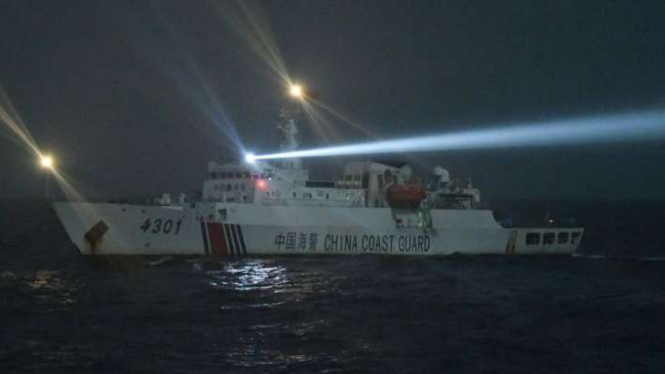 Kapal Coast Guard China membayangi KRI Usman Harun di Laut Natuna (11/1/2020)