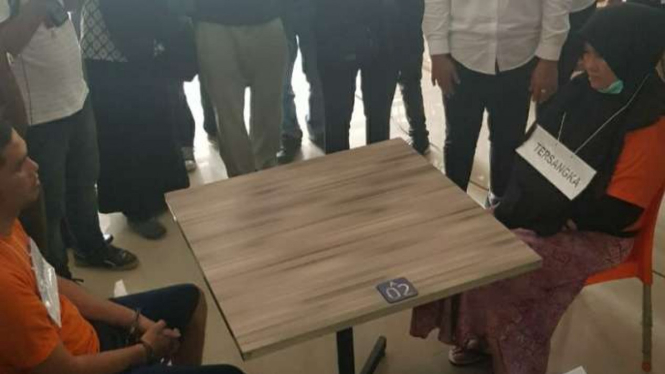 Istri almarhum hakim Jamaluddin, Zuraidah Hanum, saat melakukan rekonstruksi.