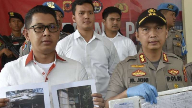 Kapolres Bogor Ajun Komisaris Besar Muhammad Joni menunjukkan barang bukti penambangan ilegal.