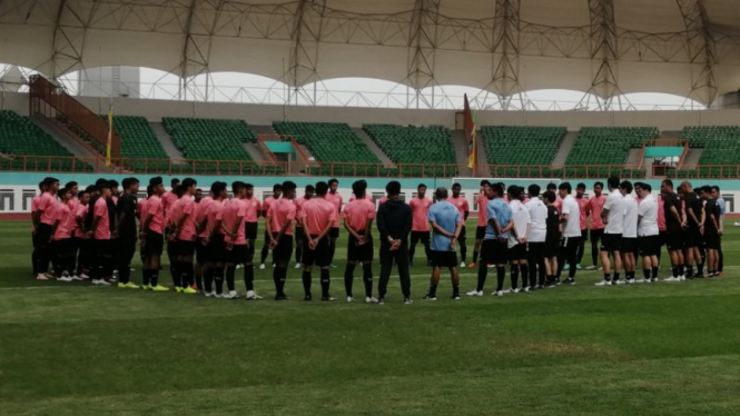 Shin Tae-yong memimpin latihan perdana pada seleksi pemain Timnas Indonesia U-19