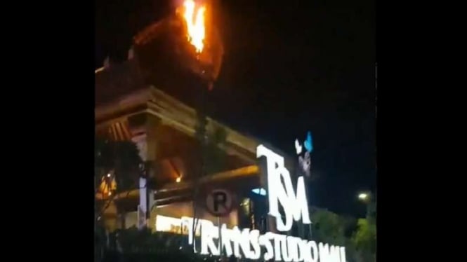 Papan reklame/neon box Trans Studio Mall Bali terbakar