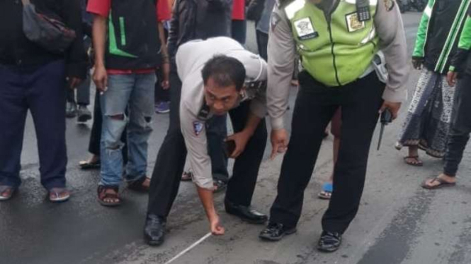 Polisi melakukan olah TKP di lokasi kecelakaan maut siswi SMA di Bekasi.