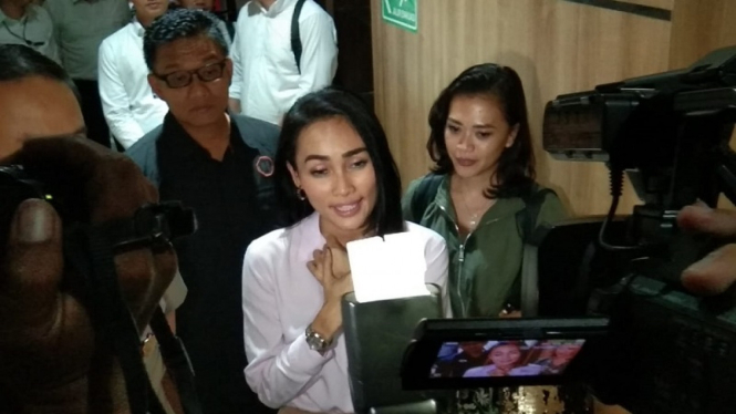 Penyanyi Eka Deli Mardiyana usai diperiksa di Markas Polda Jatim di Surabaya 