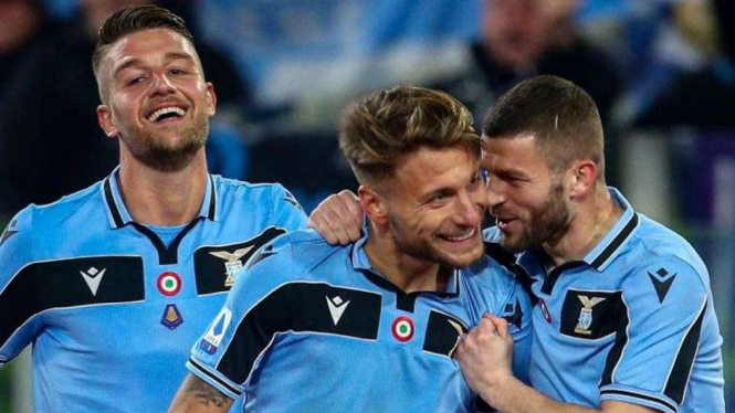 Para pemain Lazio merayakan gol Ciro Immobile (tengah)