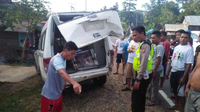 Mobil ambulan yang membawa jenazah ditabrak truk di Sanggau Kalbar