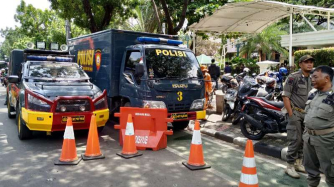 Kendaraan taktis polisi siaga di depan Balai Kota, Jakarta.