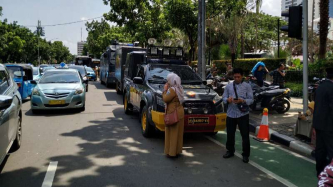 Kendaraan taktis kepolisian siaga di depan Balai Kota, Jakarta.