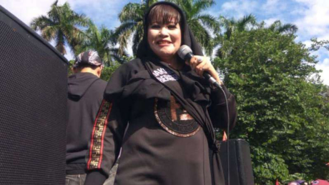 Politisi PDIP, Dewi Tanjung, ikut demo meminta Anies mundur.