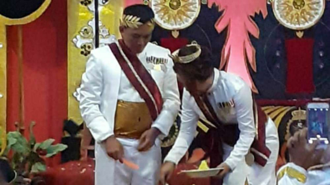 Raja dan Ratu Kerajaan Agung Sejagat di Purworejo, Jawa Tengah.